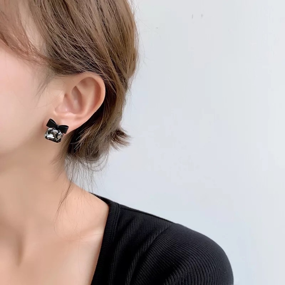 COPY - Black 🎀 Crystal Stud Earrings